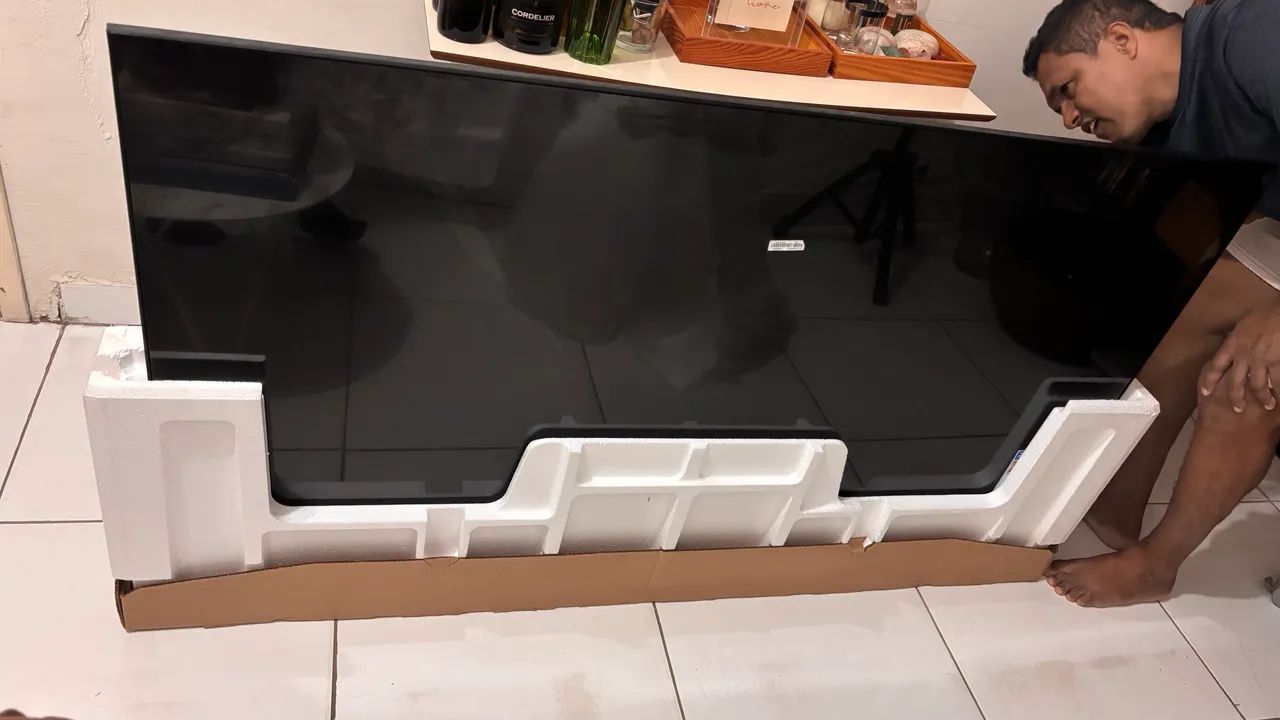 Tv na caixa que estar trincada  - Foto 2