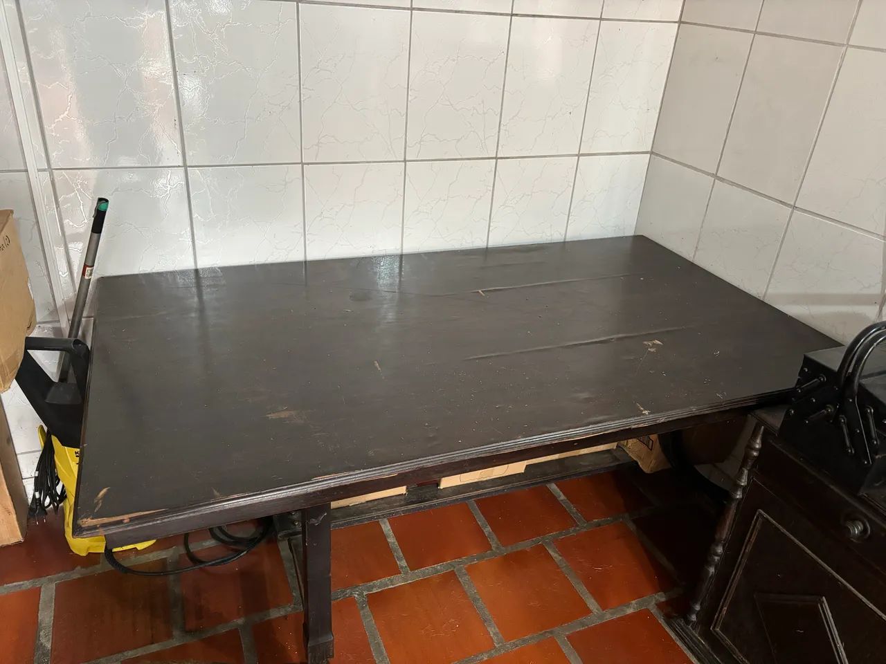 Mesa antiga de madeira com 6 cadeiras  - Foto 5