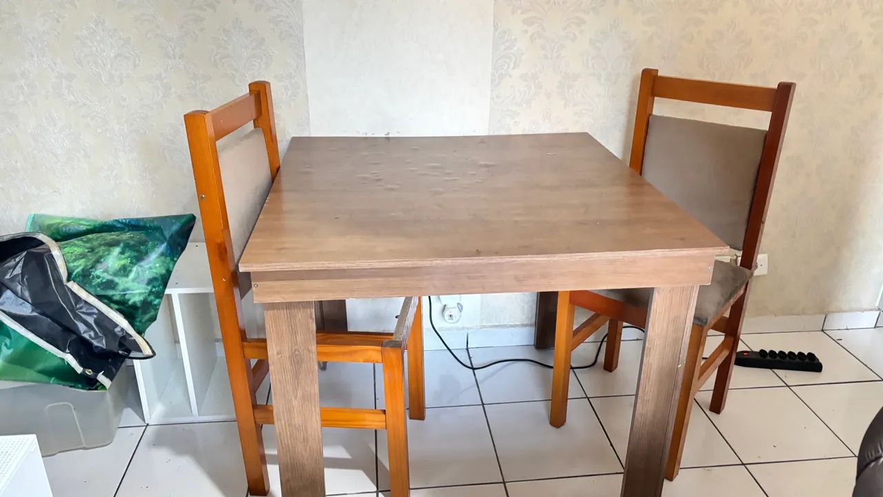 Mesa quadrada pequena de cozinha 