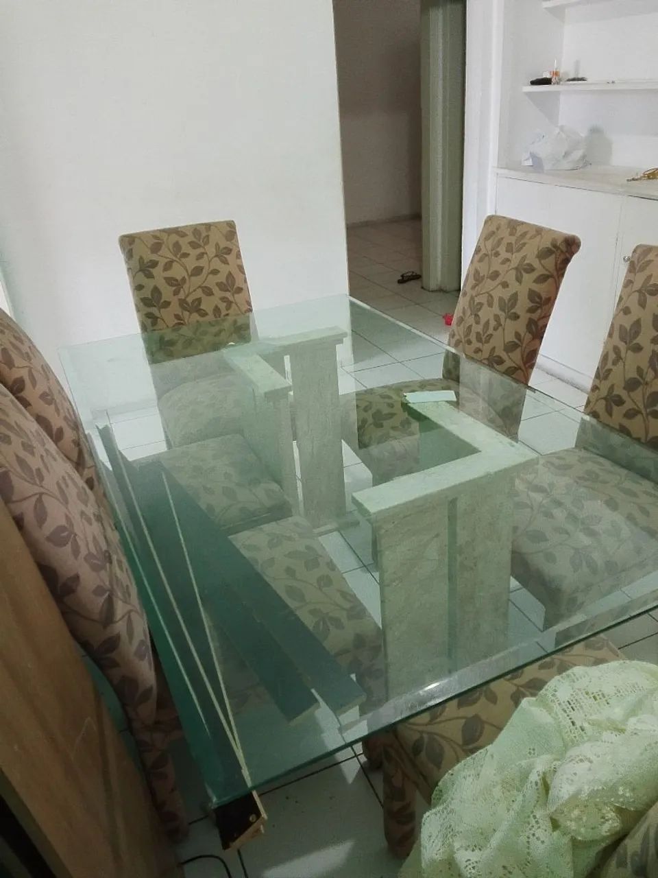Vendo mesa de vidro com 6 cadeiras - Foto 2