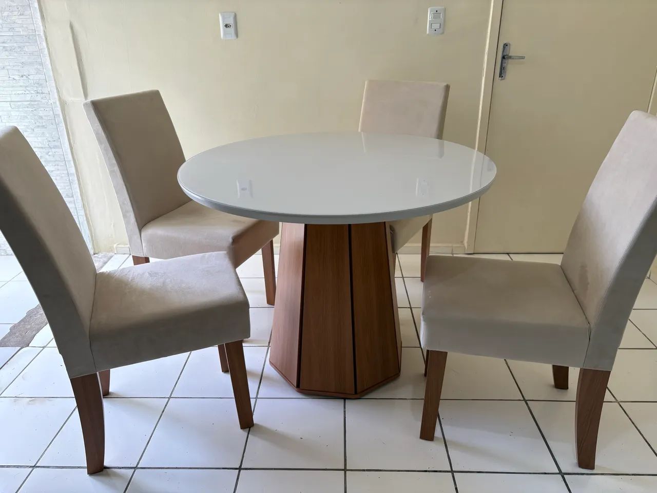 Vende-se Mesa com 4 cadeiras (Nova) - Foto 3