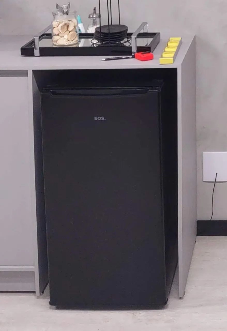 Frigobar usado EOS 93 LitrosPreto 110V