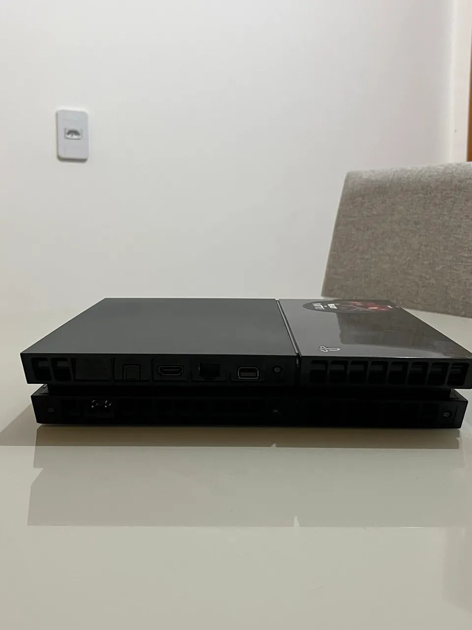 PS4 + 2 Controles - Foto 3