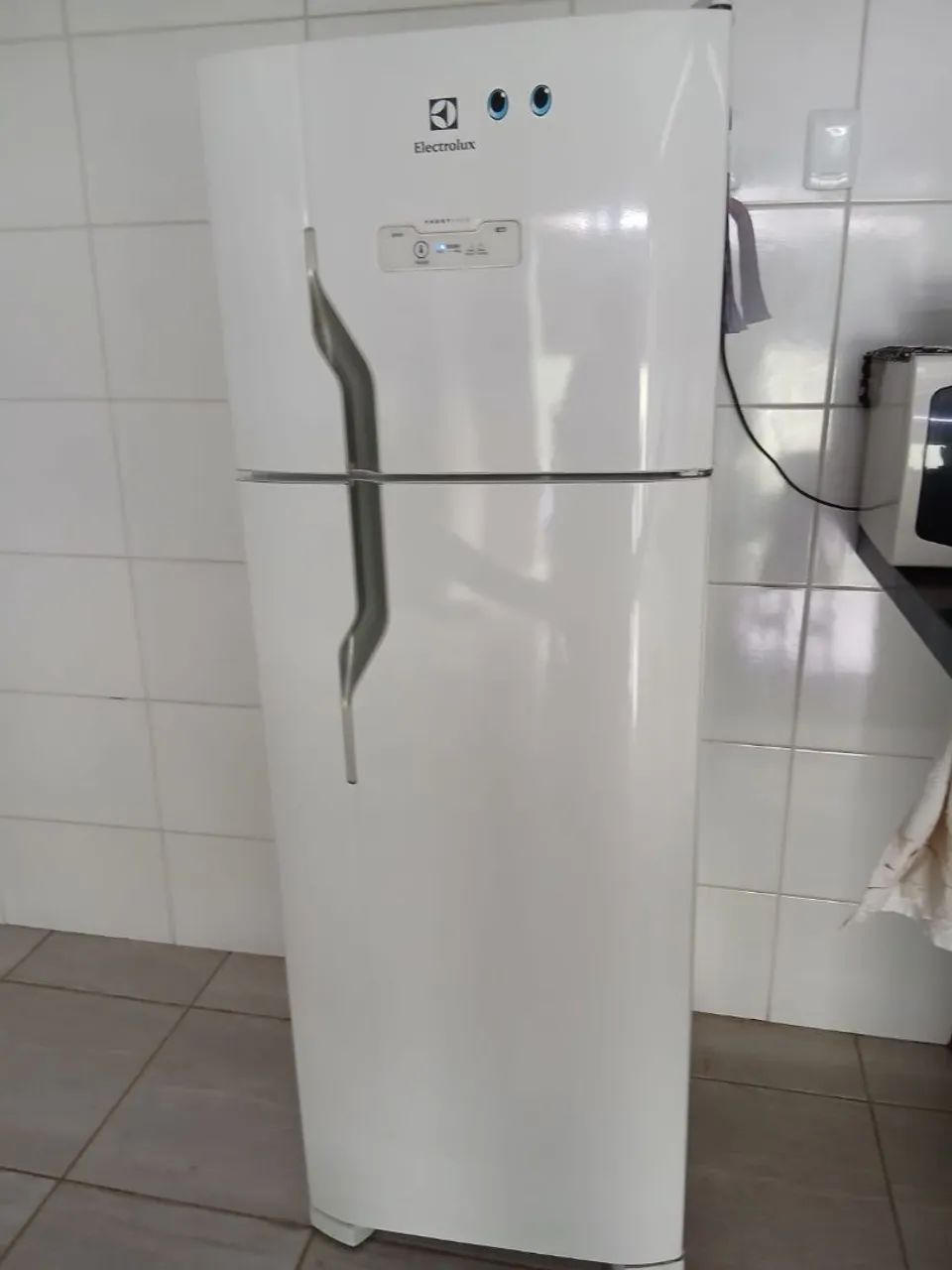 Geladeira Eletrolux 260L