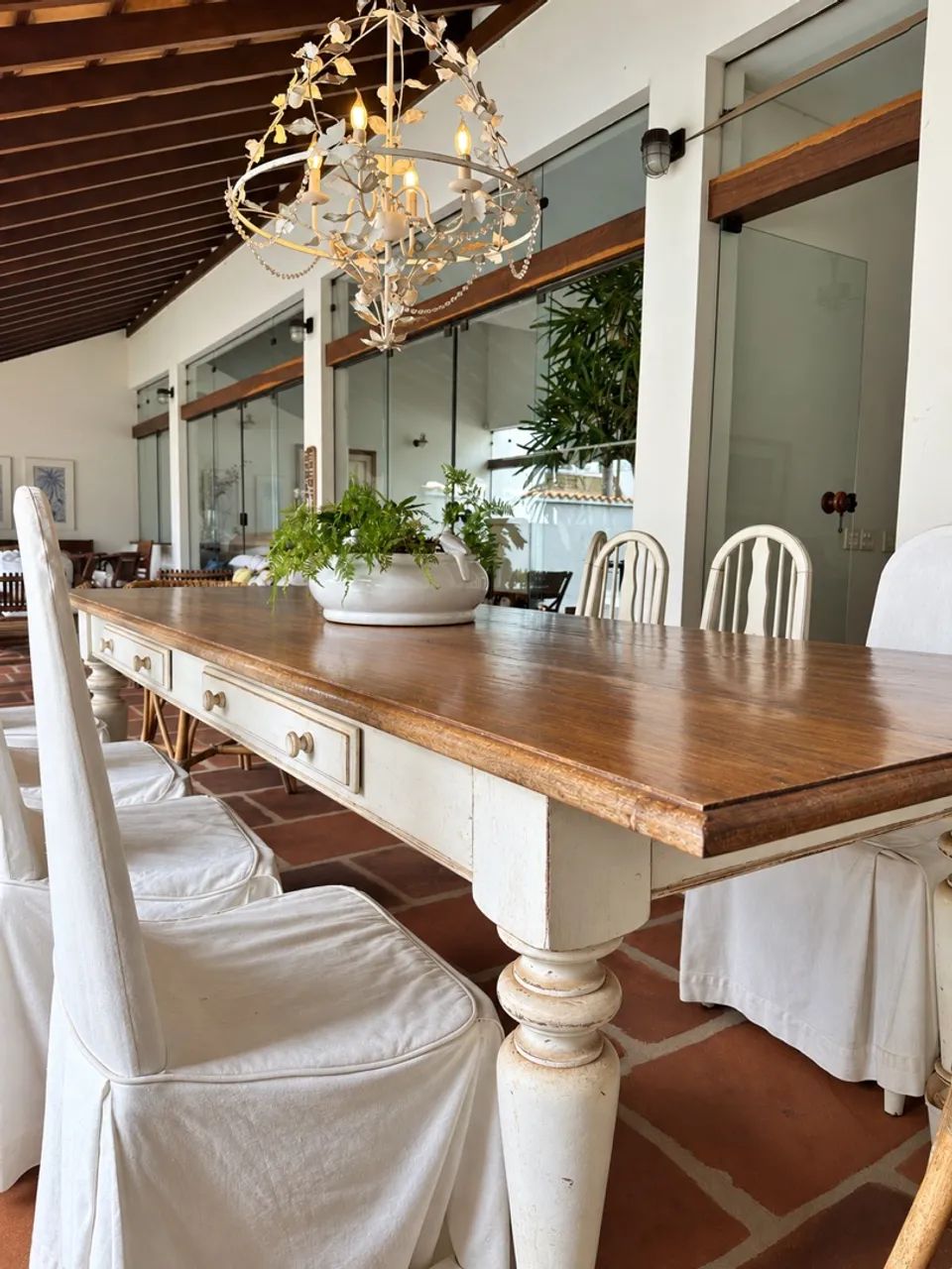 Mesa de jantar de 3 metros em madeira maciça + 8 cadeiras e 2 poltronas - Foto 5