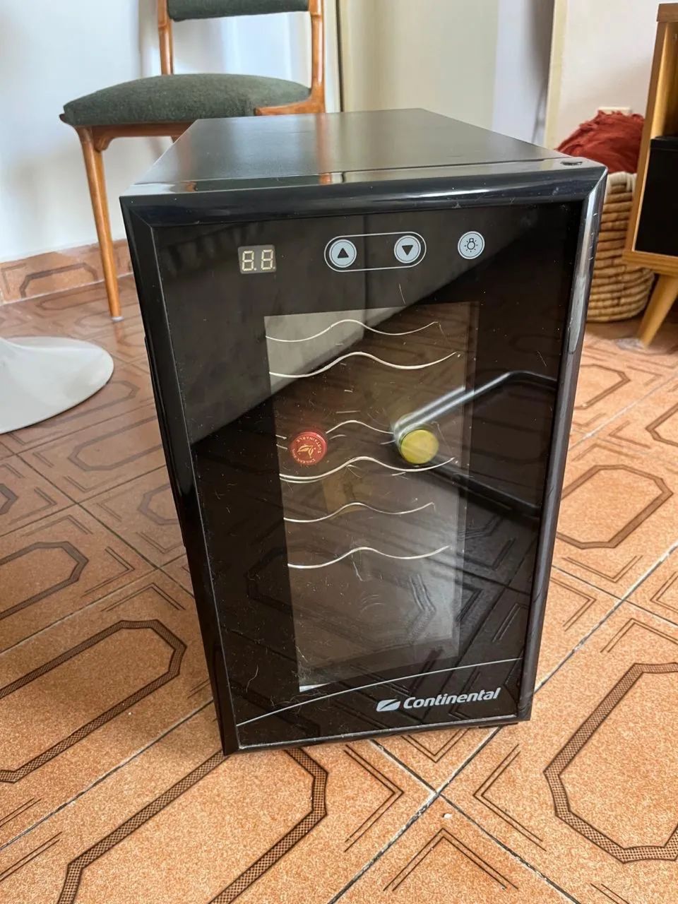 Adega Continental 8 garrafas 220v