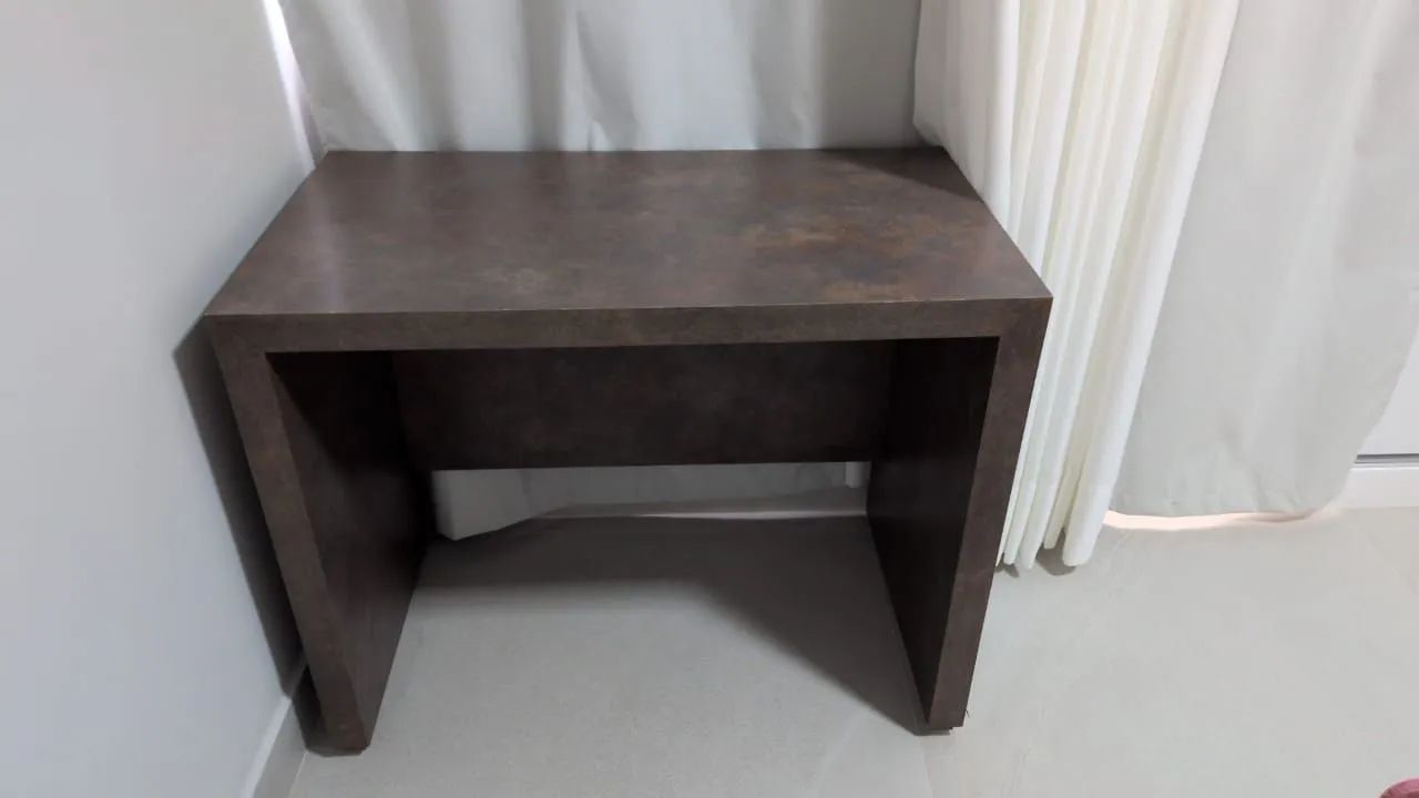 Mesa marrom em MDF