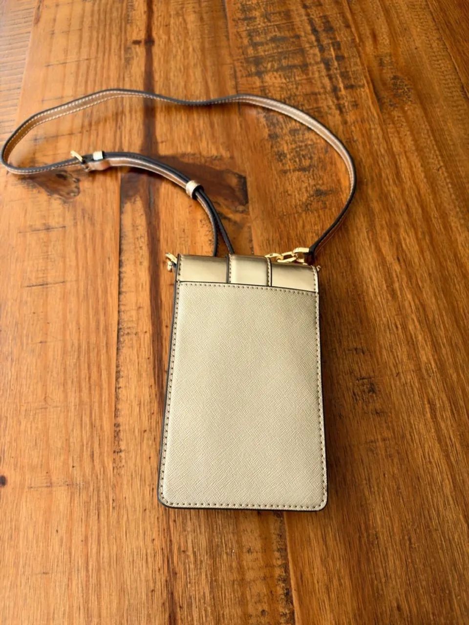 Bolsa Porta celular mickel kors dourada original  - Foto 2