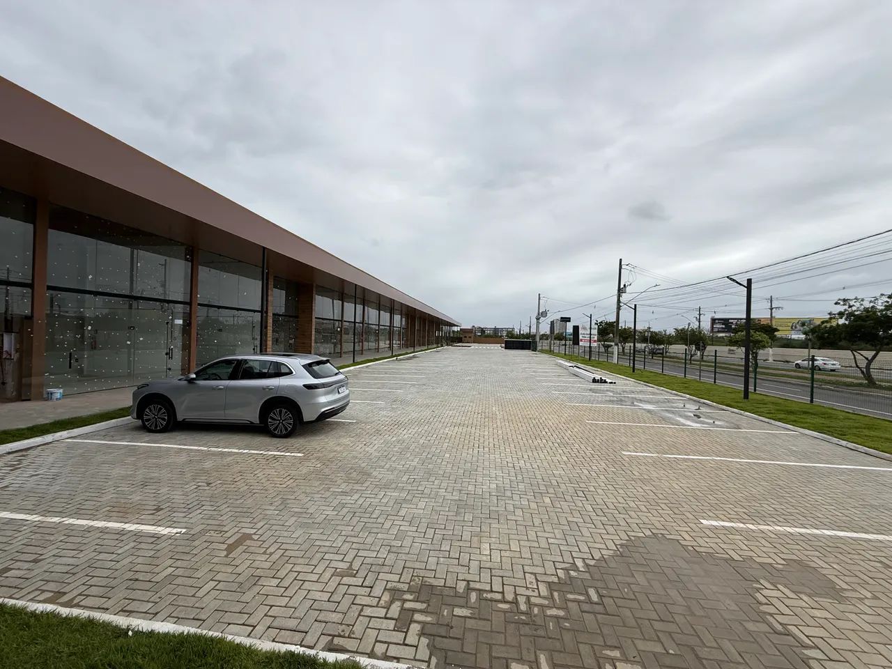 Lojas comerciais disponíveis para locação.