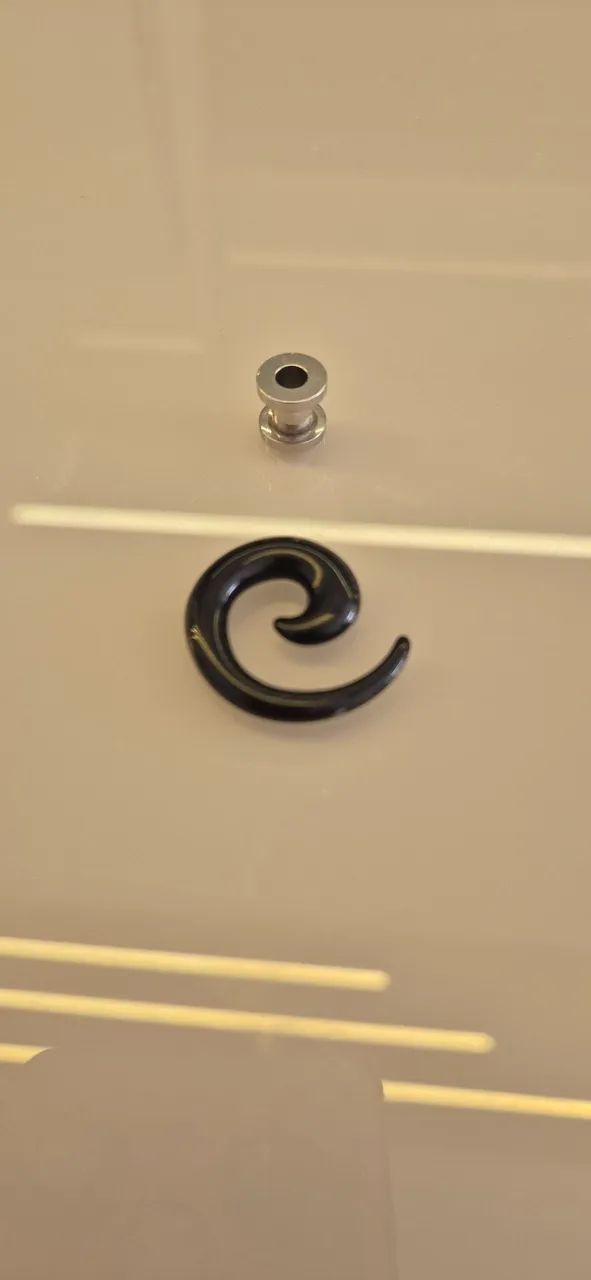 Alargador e um espiral de orelha 6mm