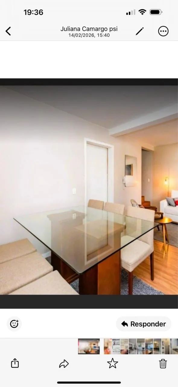 MESA DE VIDRO COM BASES DE MADEIRA 