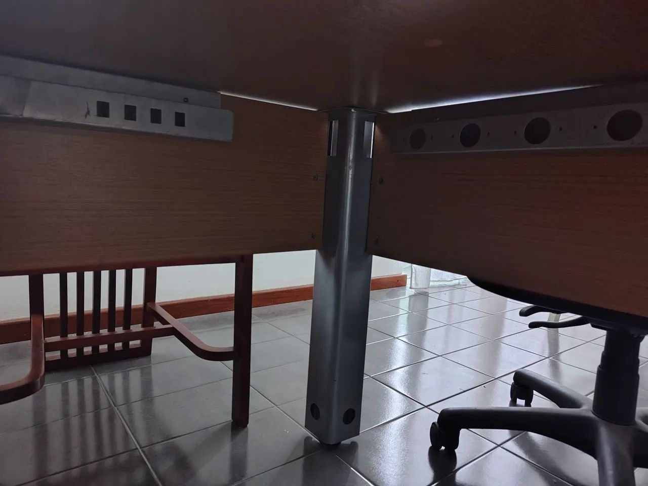 Mesa escritório em L com armário  - Foto 5