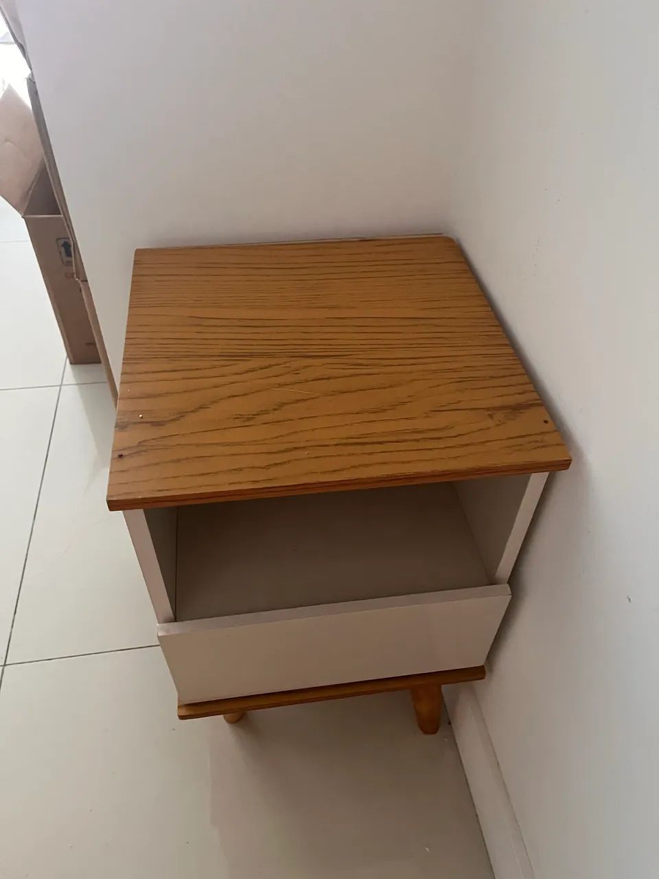 2 mesas de cabeceira com gavetas