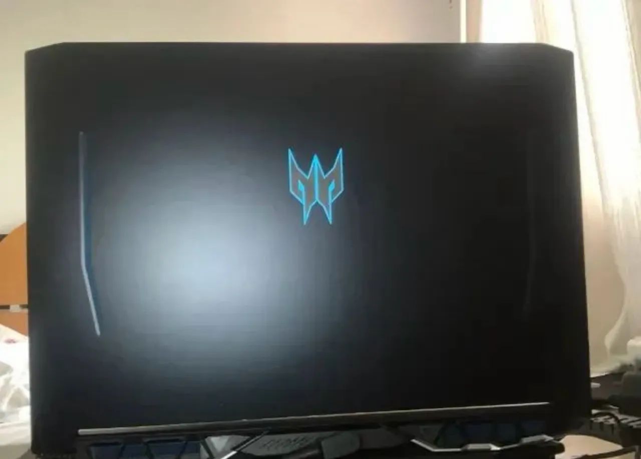 Notebook gamer Helios 300 - Foto 2
