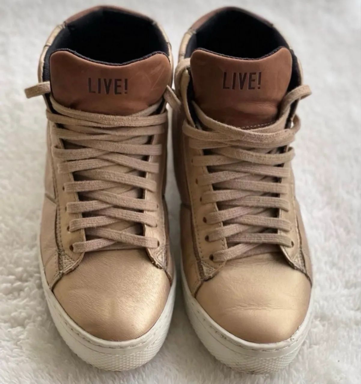 tênis live cano alto dourado