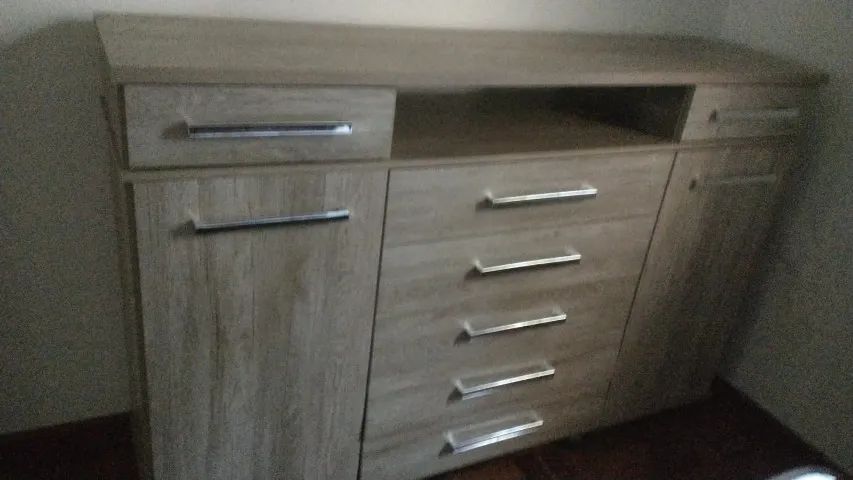 vende-se roupeiro, comoda e mesa de jantar com 4 cadeiras de madeira