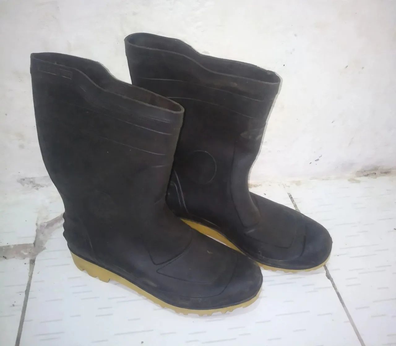 Bota de borracha cano medio
