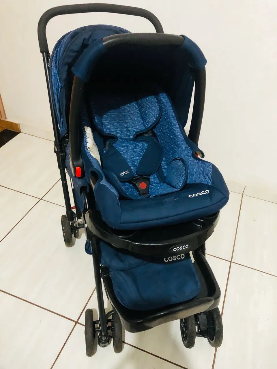 Carrinho de bebê com bebê conforto 
