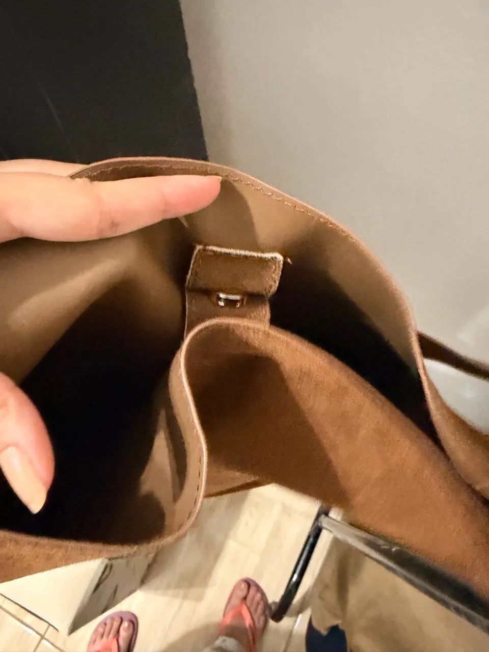 Bolsa saco aveludada em couro - Foto 4
