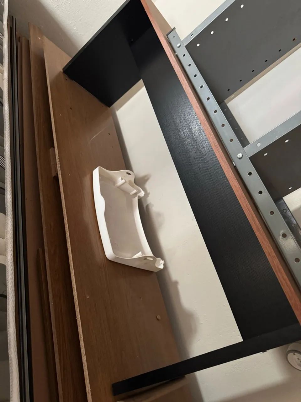 Vendo Guarda roupa e Mesa pequena com dois bancos - Foto 4