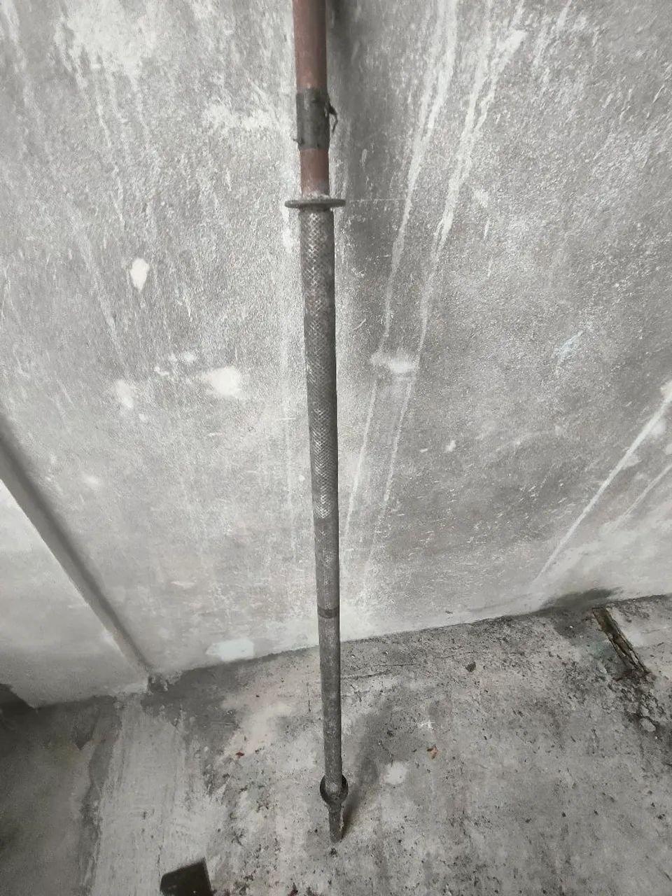 Anilhas de 15k e barra maciça de 120cm - Foto 2