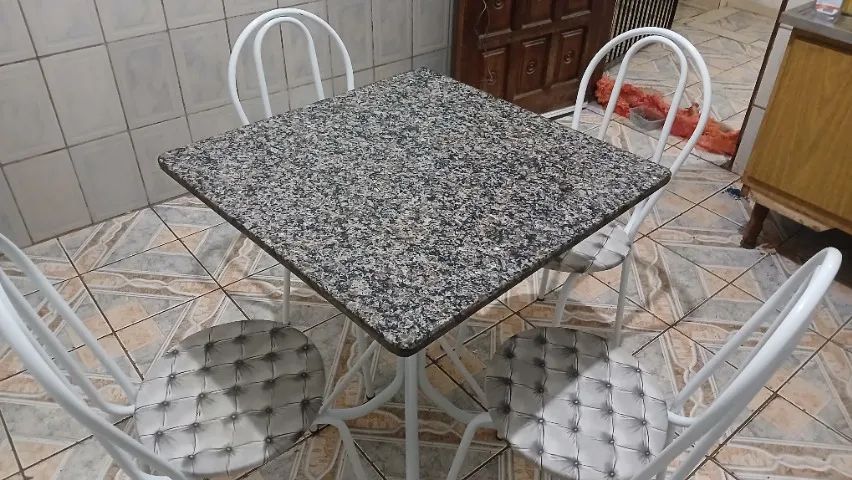 Mesa e 4 cadeiras. - Foto 2