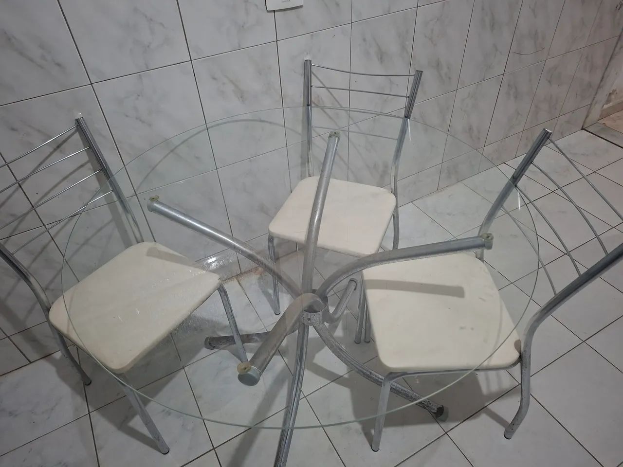 Mesa refonda + 4 cadeiras 