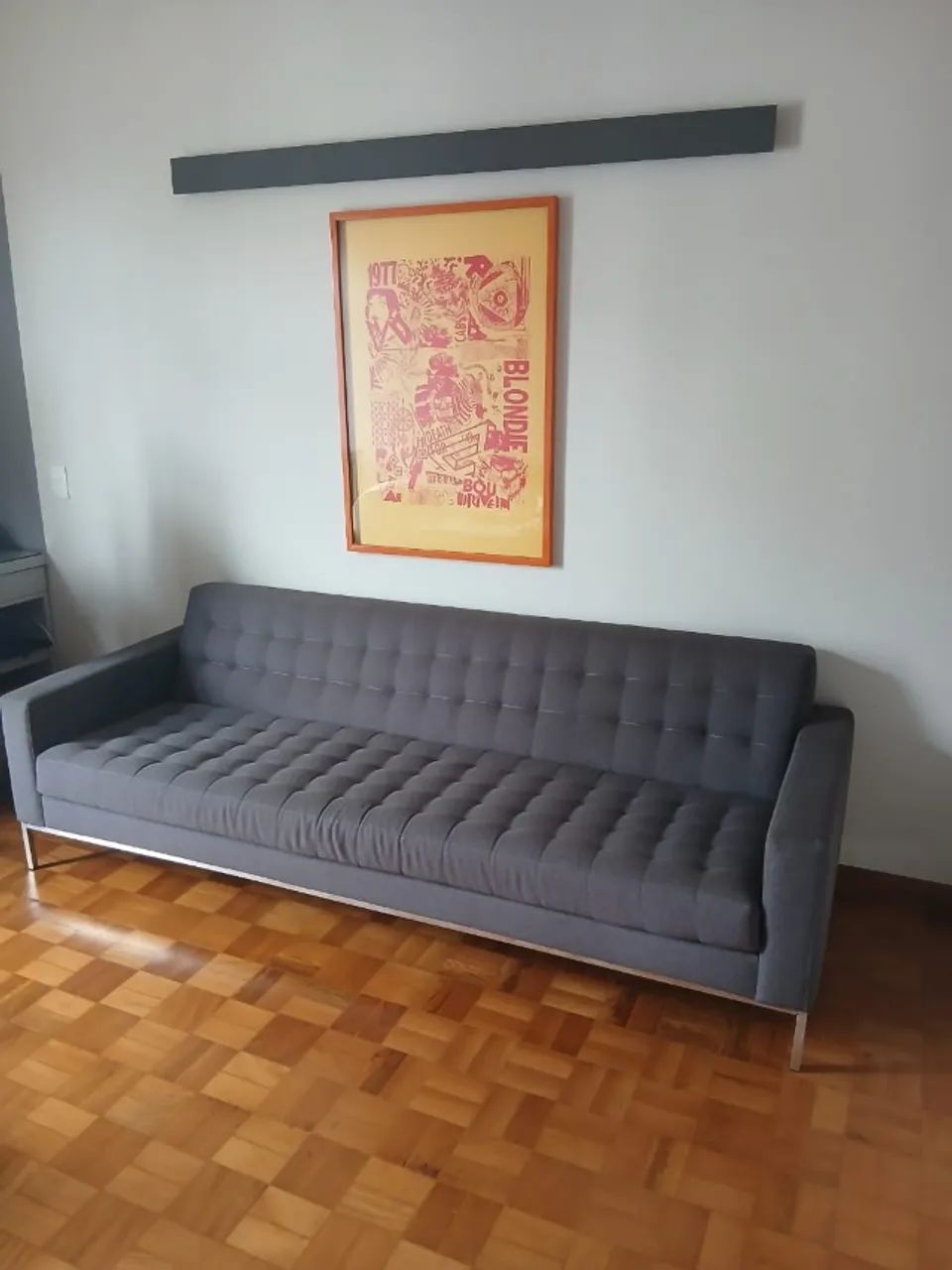 Sofá três lugares Oppa Design em tecido cinza grafite