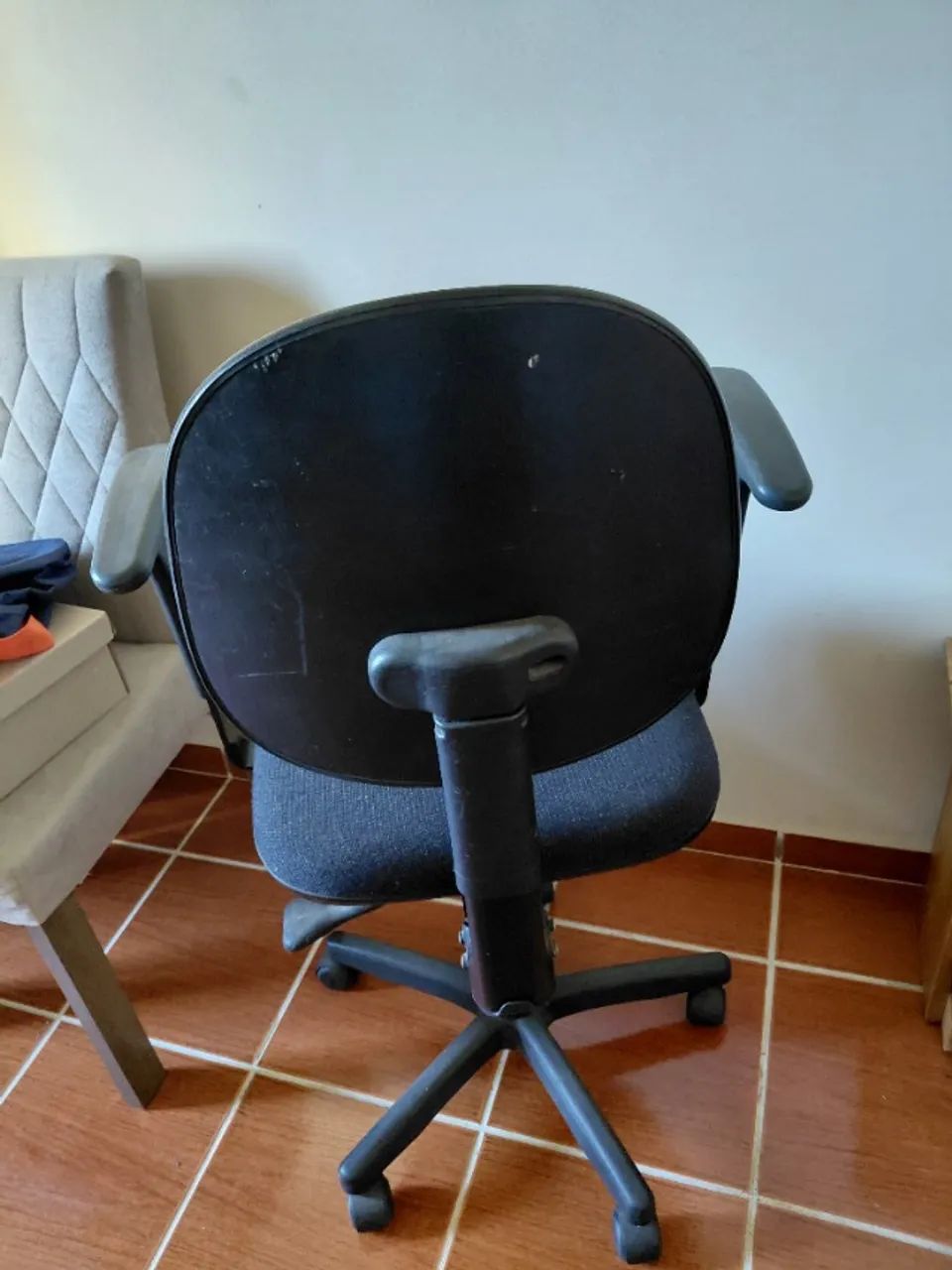 Cadeira giratória e ajustável  - Foto 4