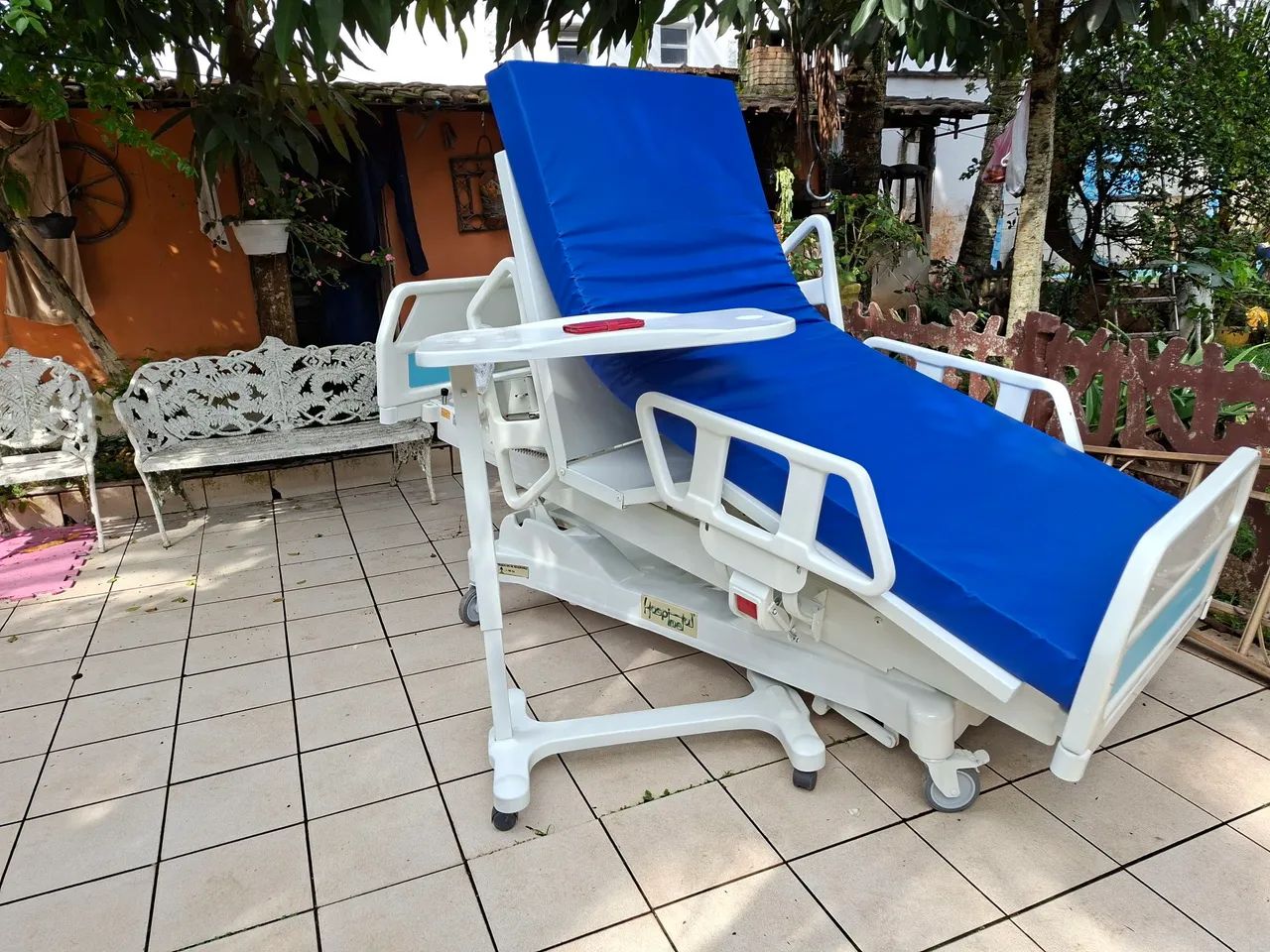 Cama hospitalar elétrica poltrona proclive.