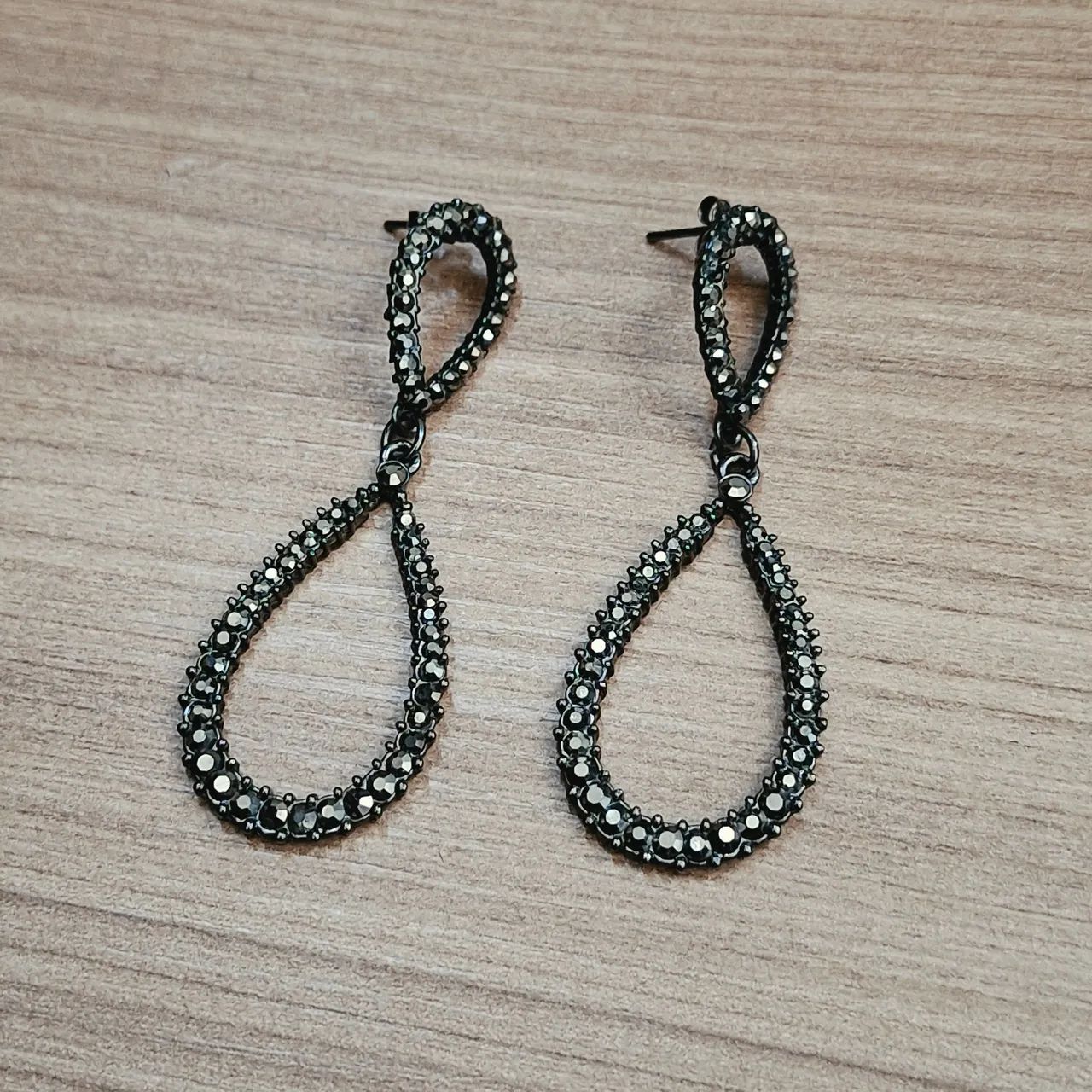 Brinco Gota Black com Strass