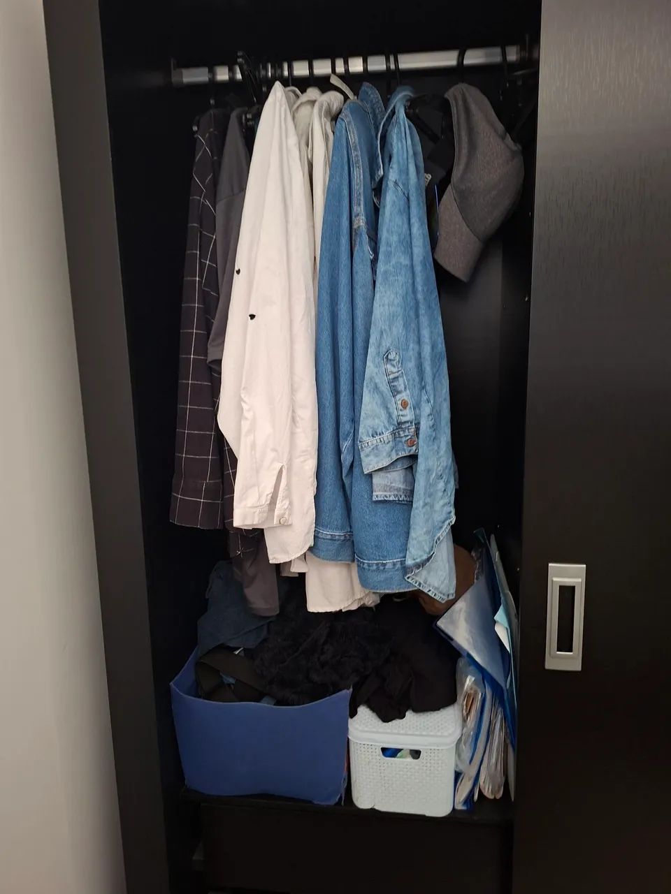 Guarda-roupa preto com três portas de correr e espelho - Foto 2