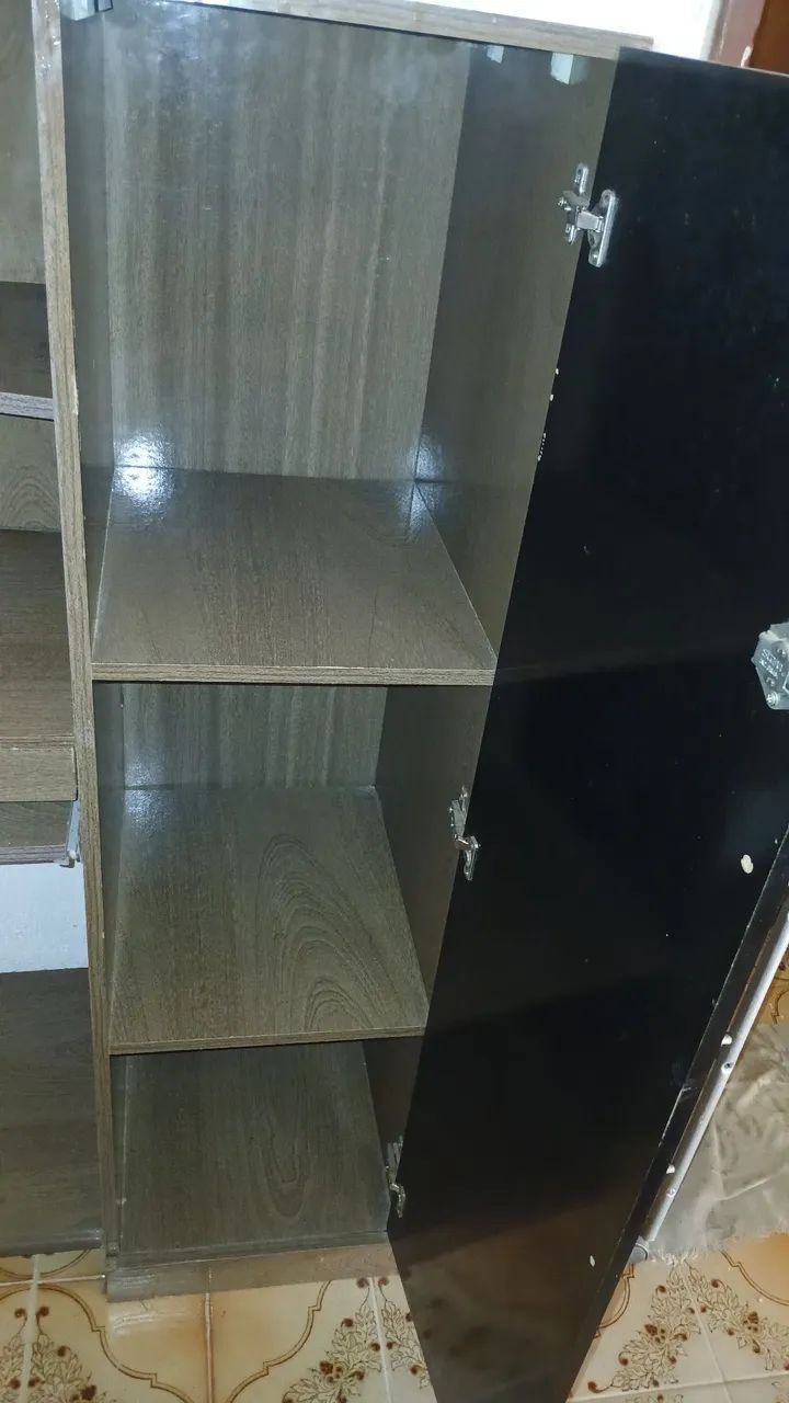 Escrivaninha com porta c/ chave 