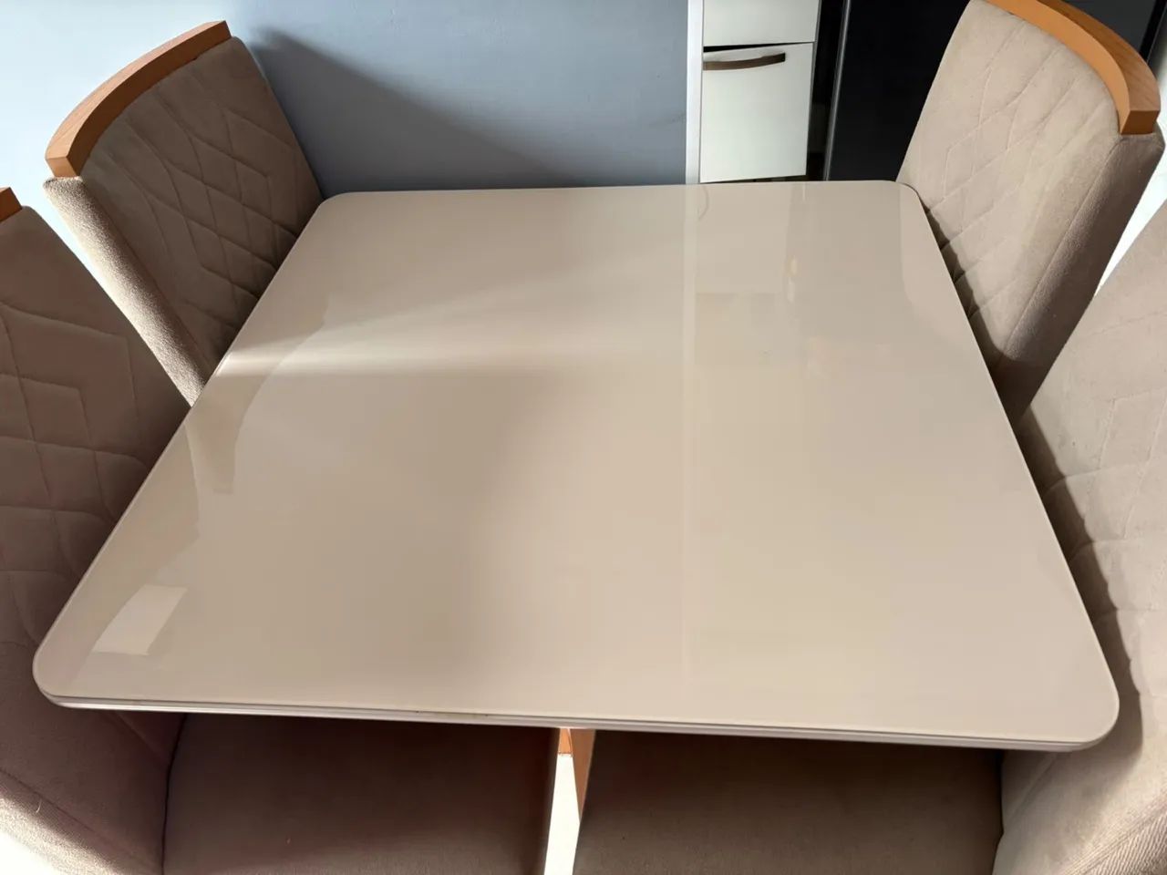 Mesa de Jantar com 4 Cadeiras - Tampo de Vidro - Excelente Estado - Foto 2