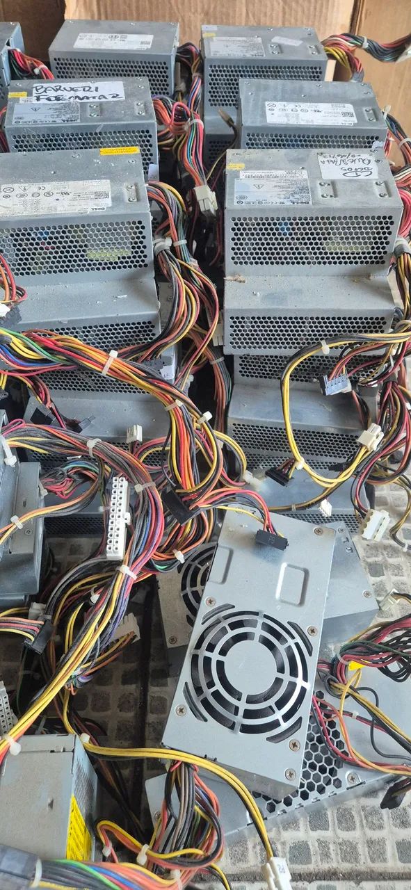 Lote 35 fontes Dell ATX com conector P4 no estado