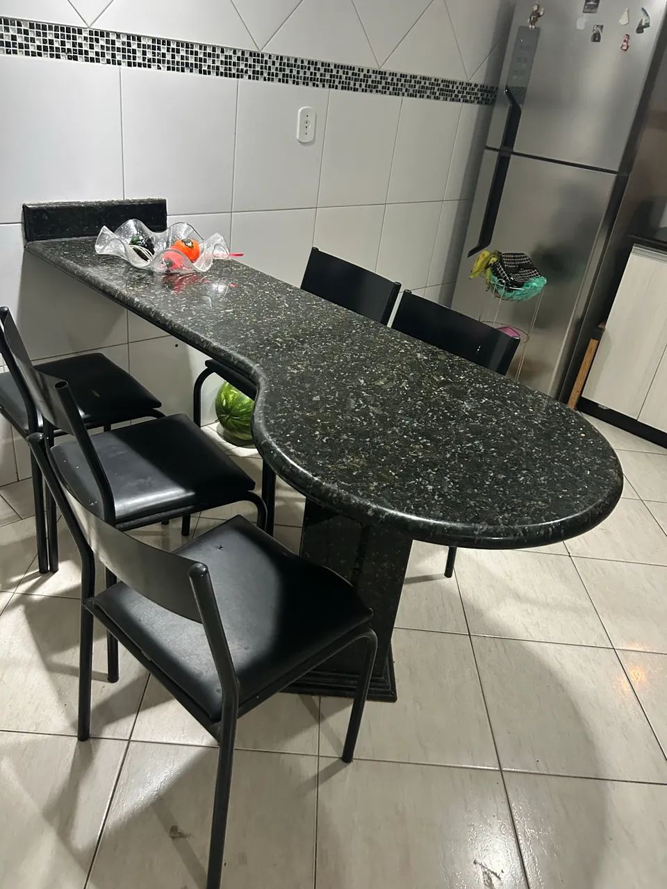 Mesa de Mármore com 06 cadeiras  - Foto 2