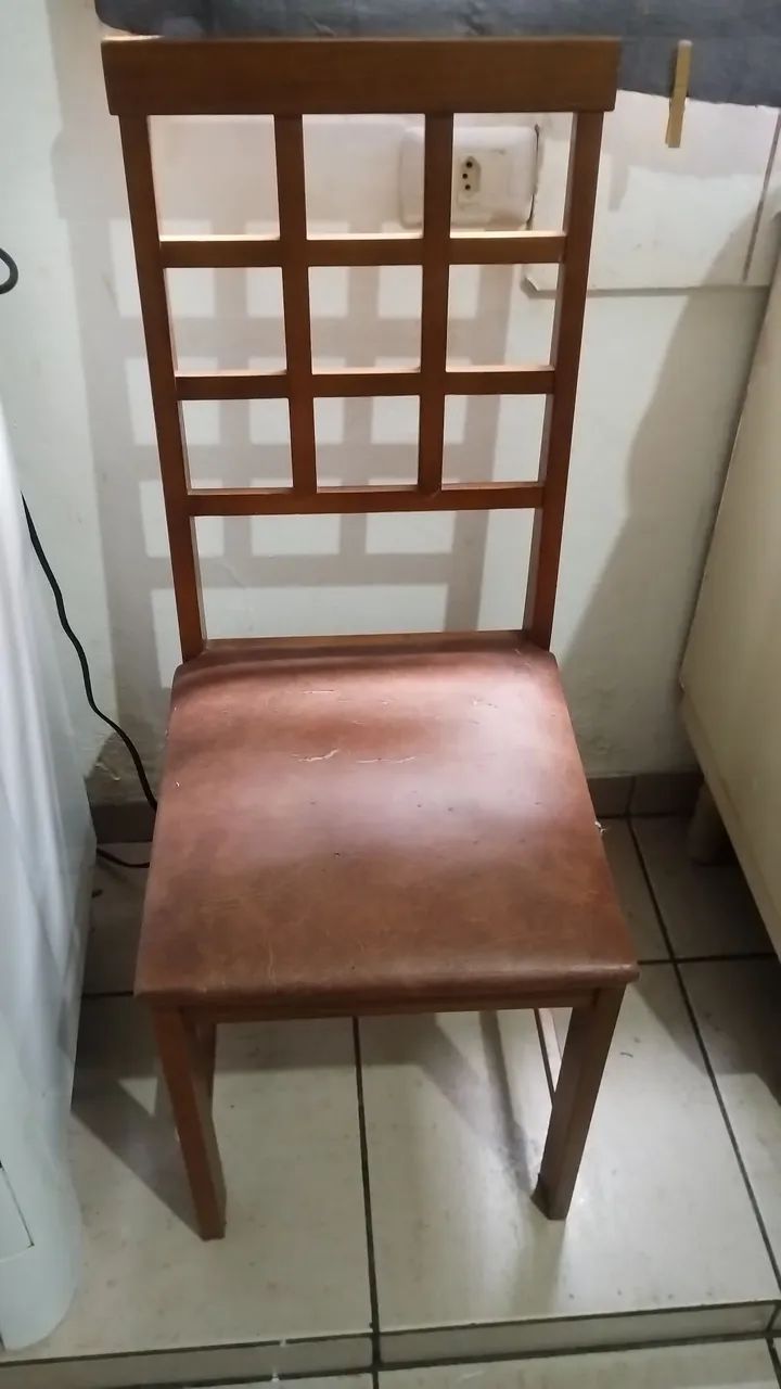 Mesa de madeira! 3 cadeiras  - Foto 3