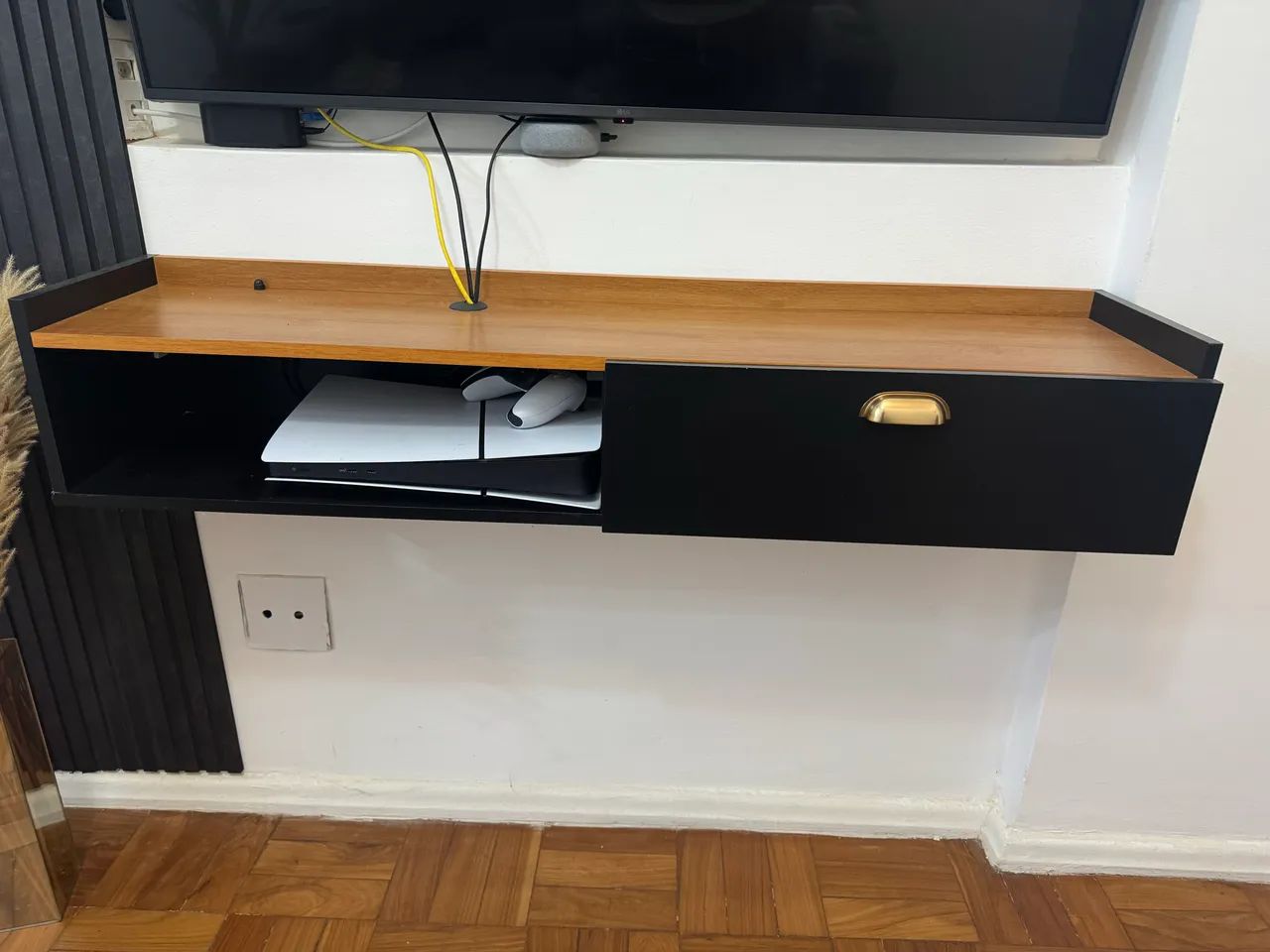 Rack Suspenso Preto com Madeira - Moderno e Excelente Estado - Foto 3