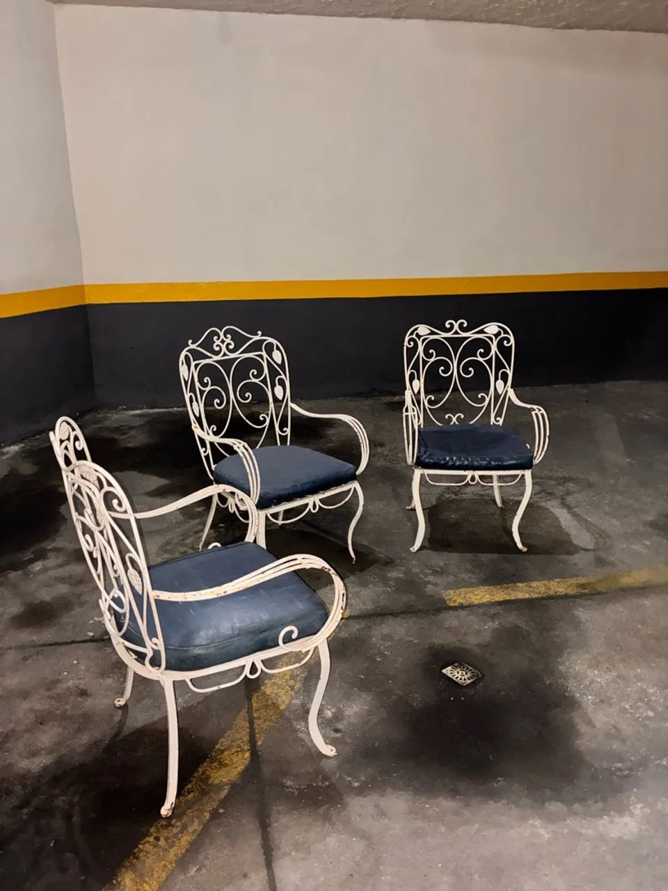 Conjunto de três cadeiras para varandas ou jardins