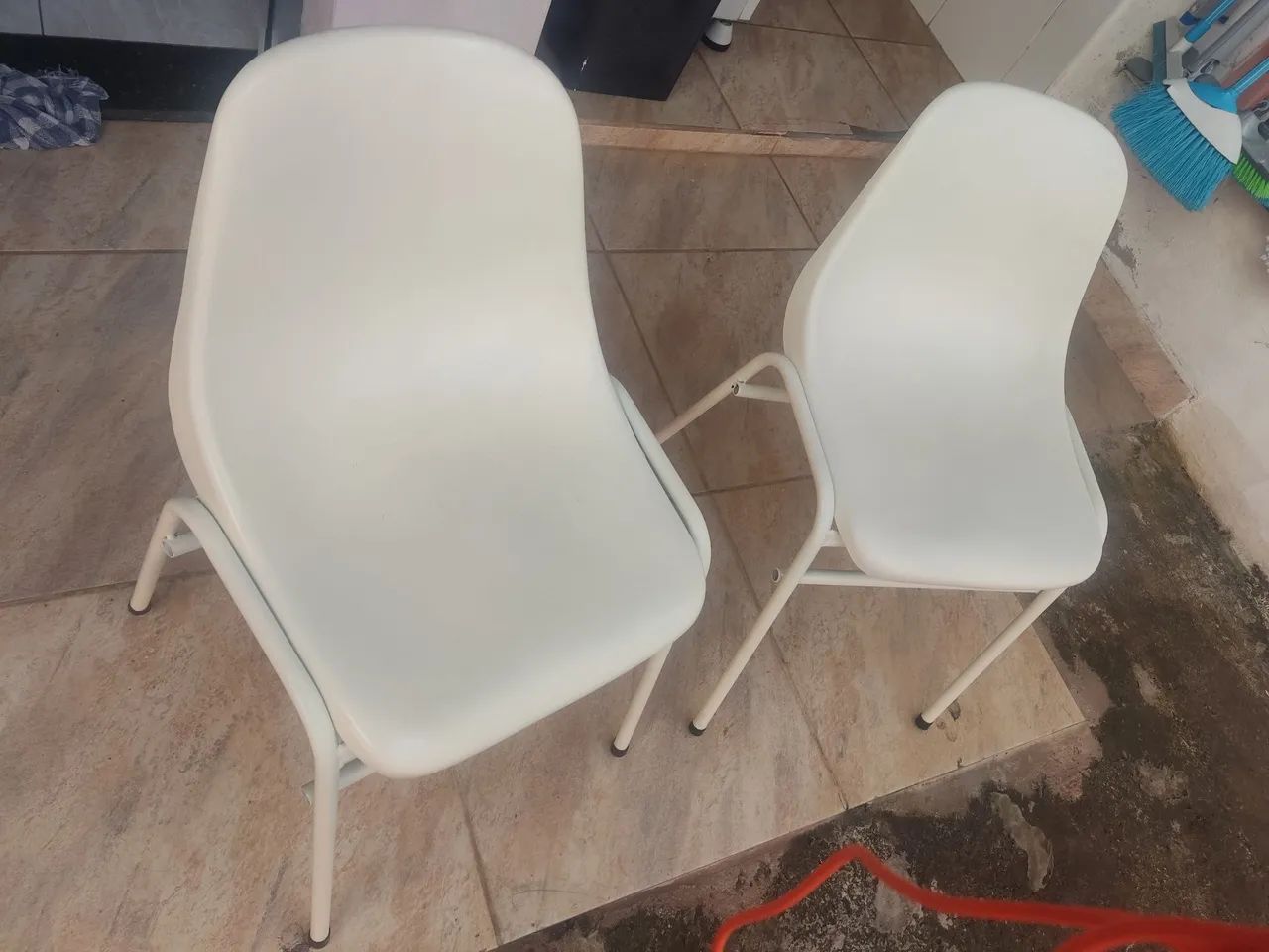 2 Cadeiras de plástico com pé de ferro - Foto 4