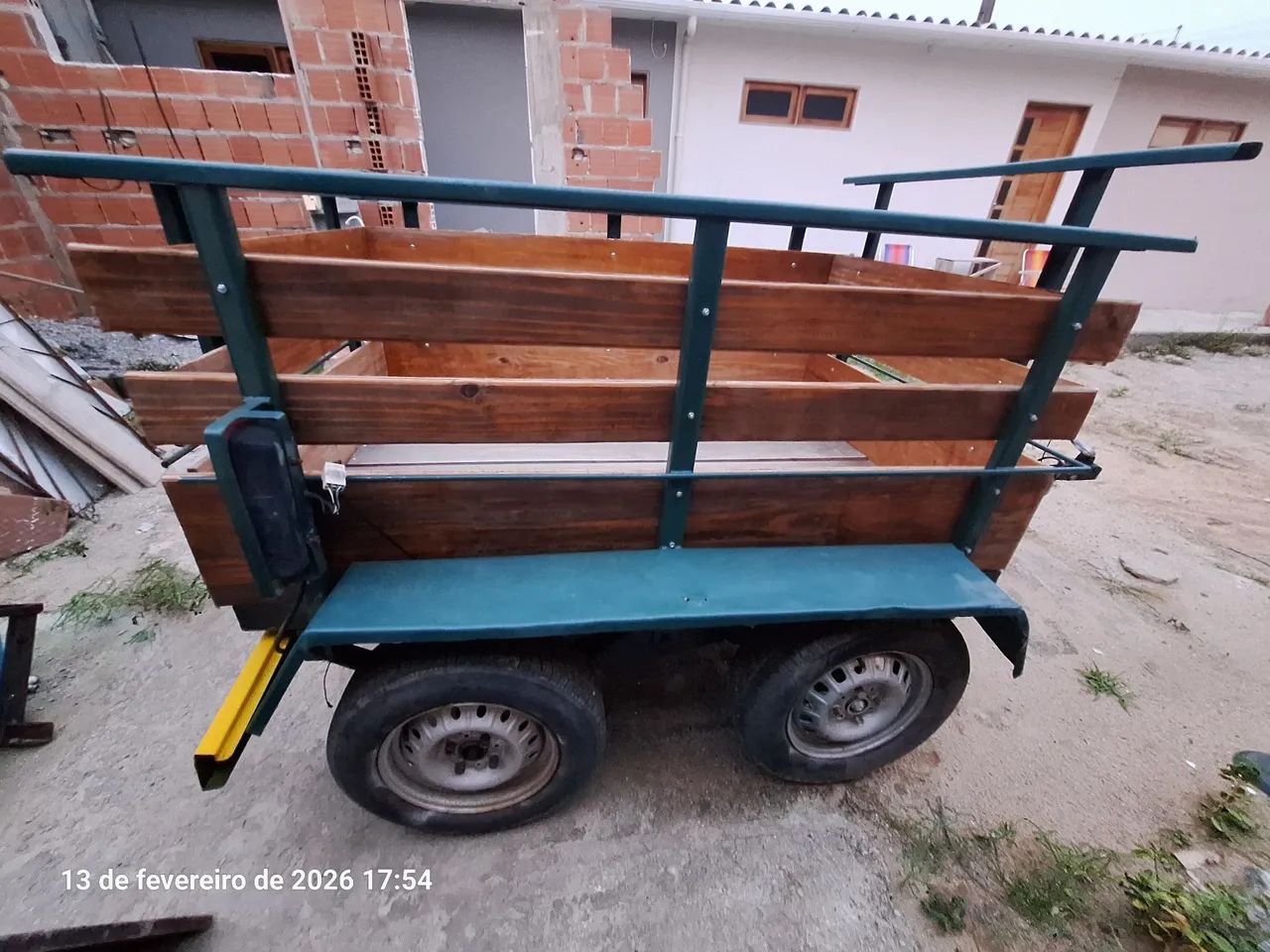 Carrinho reboque de dois eixos