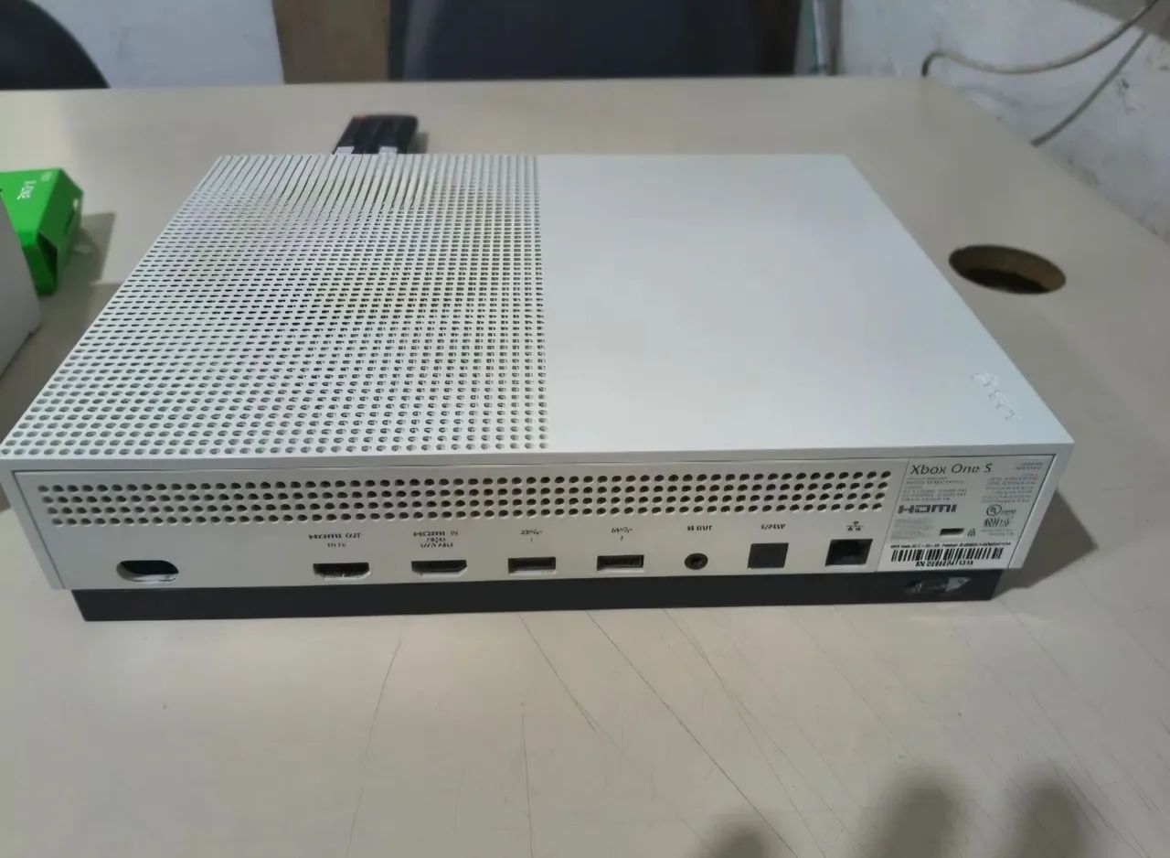 Xbox one S 1TB  2 controles - Foto 3