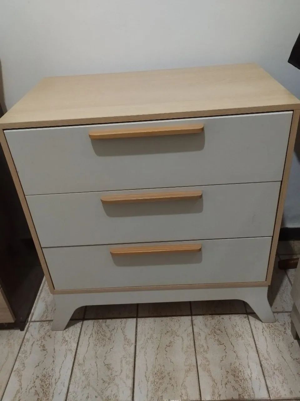 Cômoda seminova para quarto de criança.