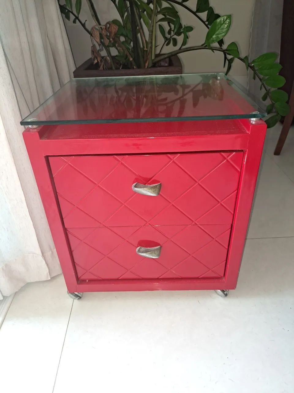 Par de Criados-Mudos em MDF Vermelho com Tampo de Vidro - Foto 2