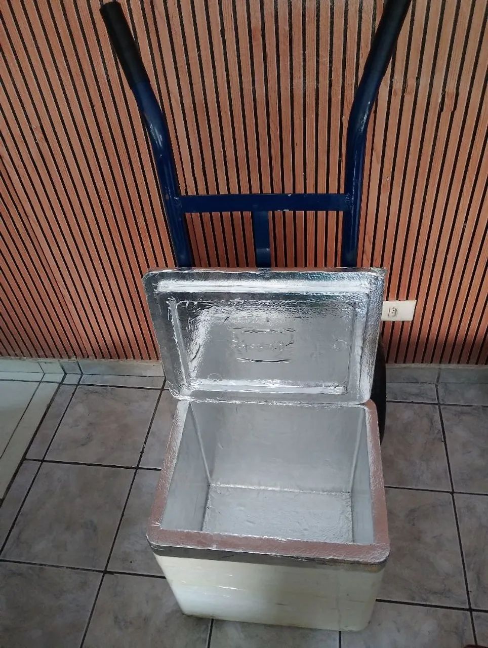 Carrinho de carga e Caixa de isopor 45lt - Foto 2
