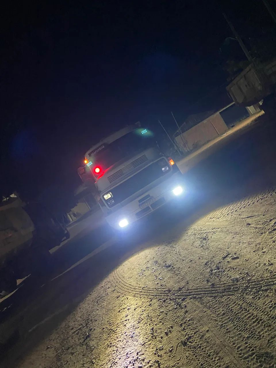 Caminhão trabalhando em ótimo estado 
