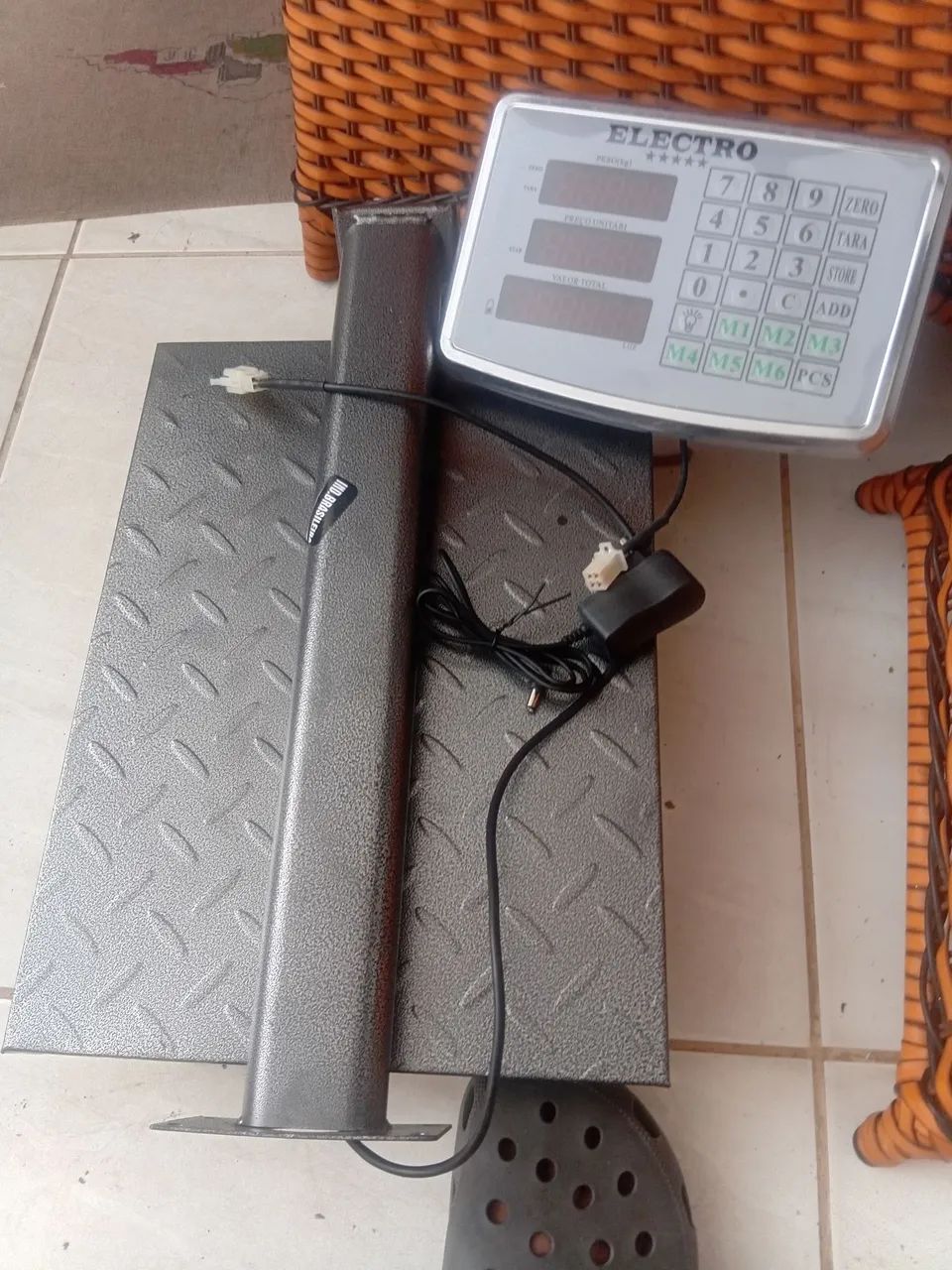 Para este mês balança eletrônica plataforma cap 200kg só $380.