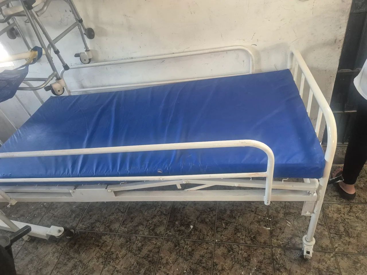 Cama hospitalar  c colchão  - Foto 3