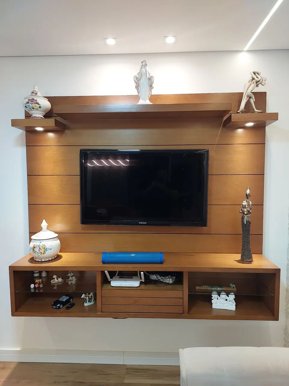 Painel de madeira com luminária 