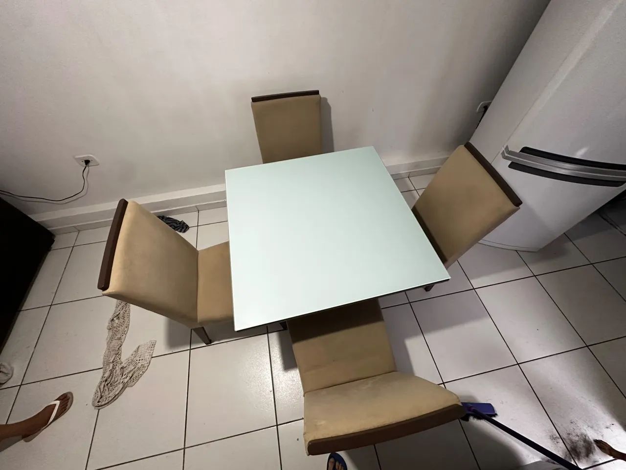 MESA DE JANTAR COM 4 CADEIRAS - TAMPO BRANCO/VIDRO - BEGE